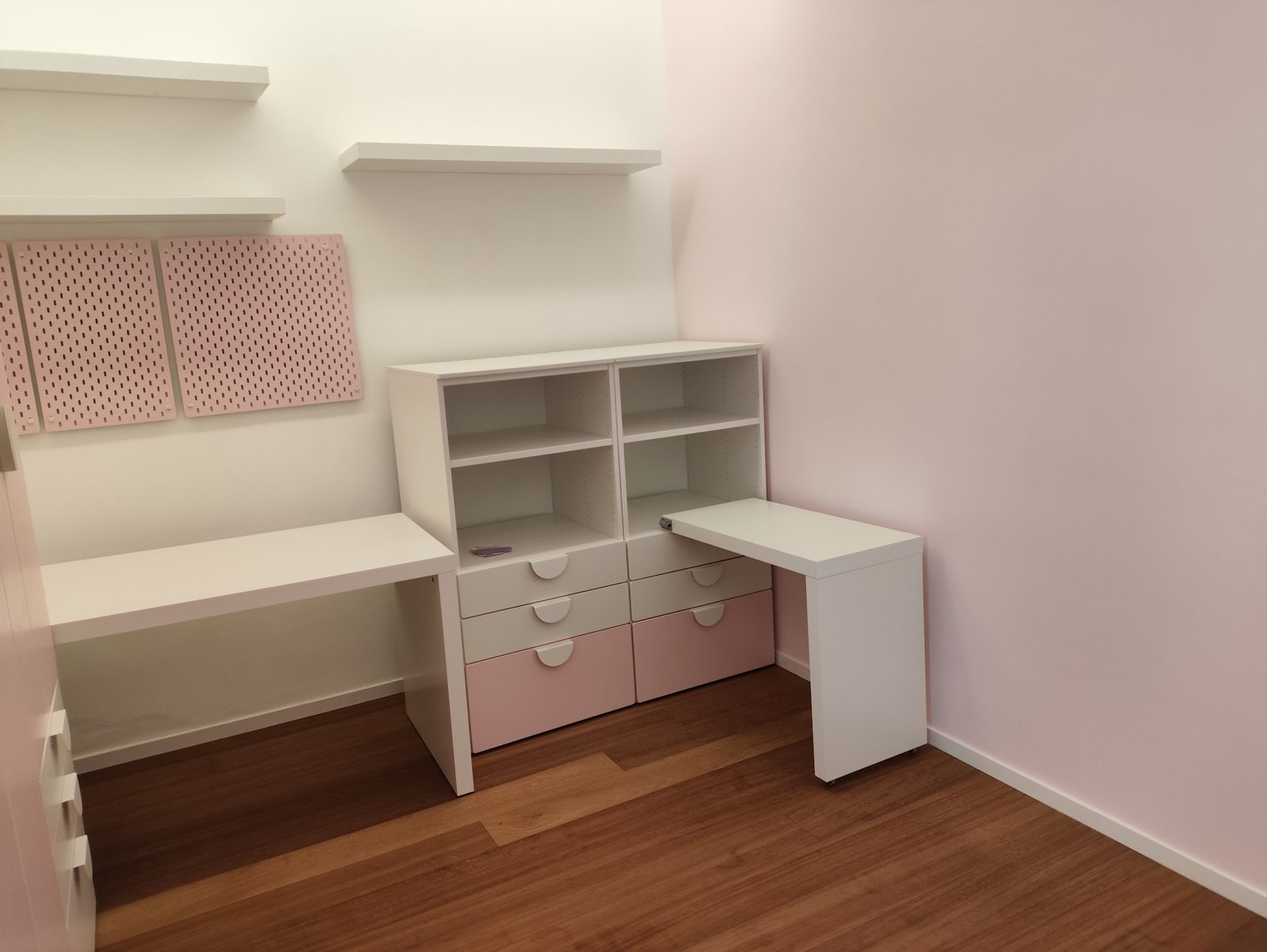 Cameretta con pareti rosa cipria