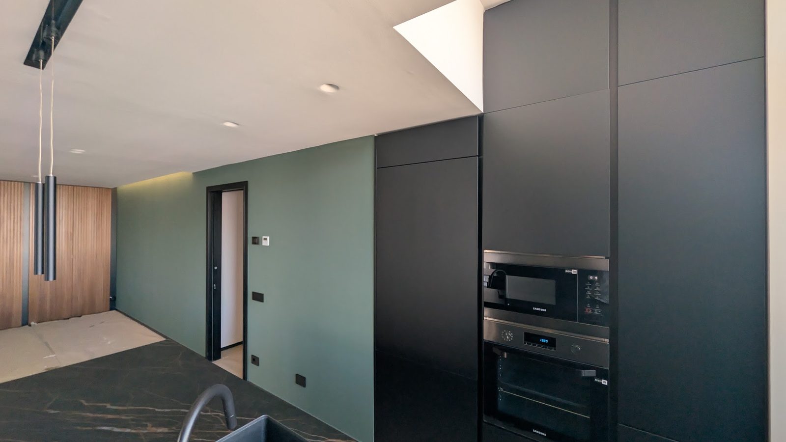 Cucina moderna con parete verde salvia