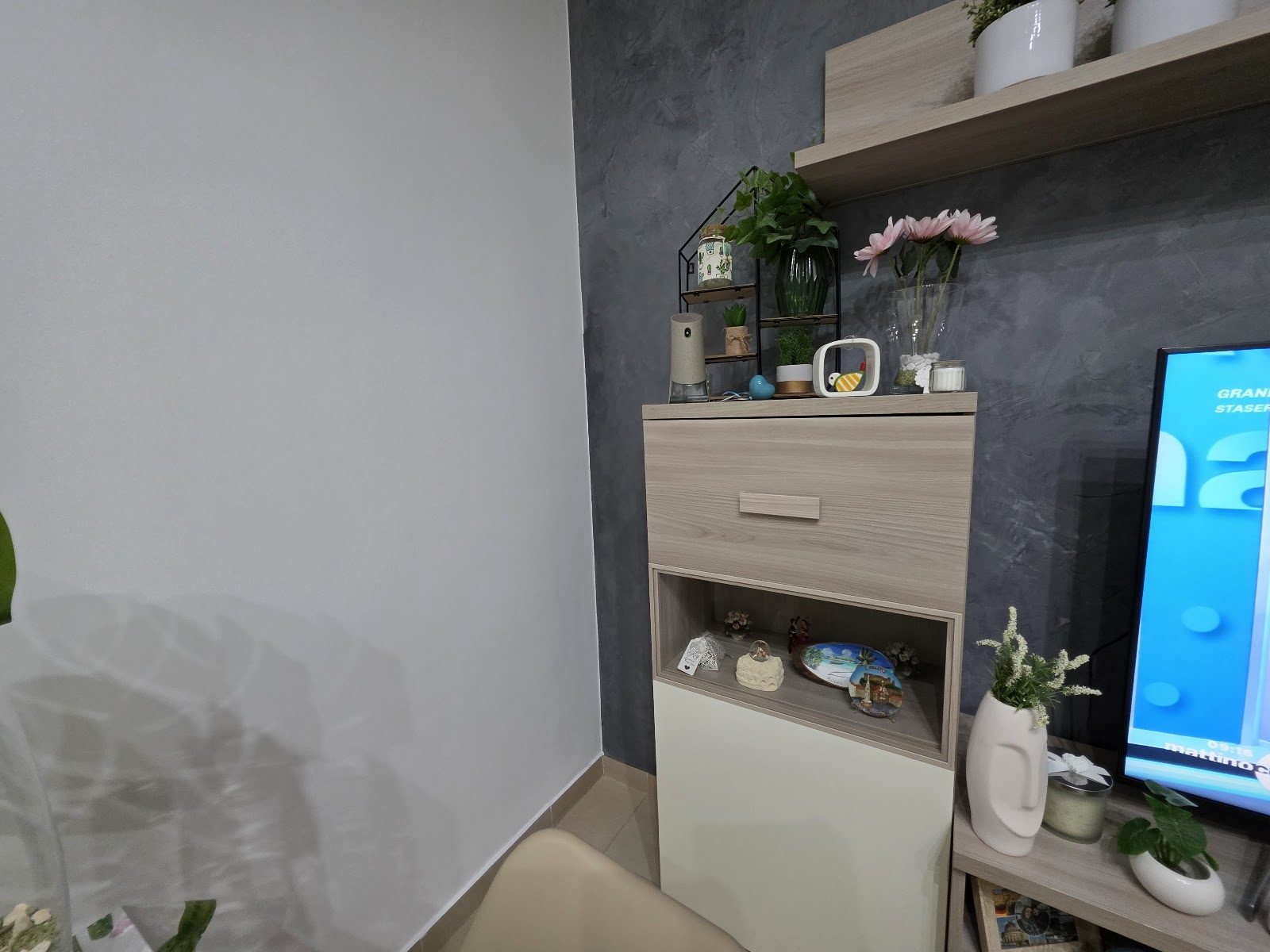 Lo stesso soggiorno dopo il trattamento antimuffa e la tinteggiatura
