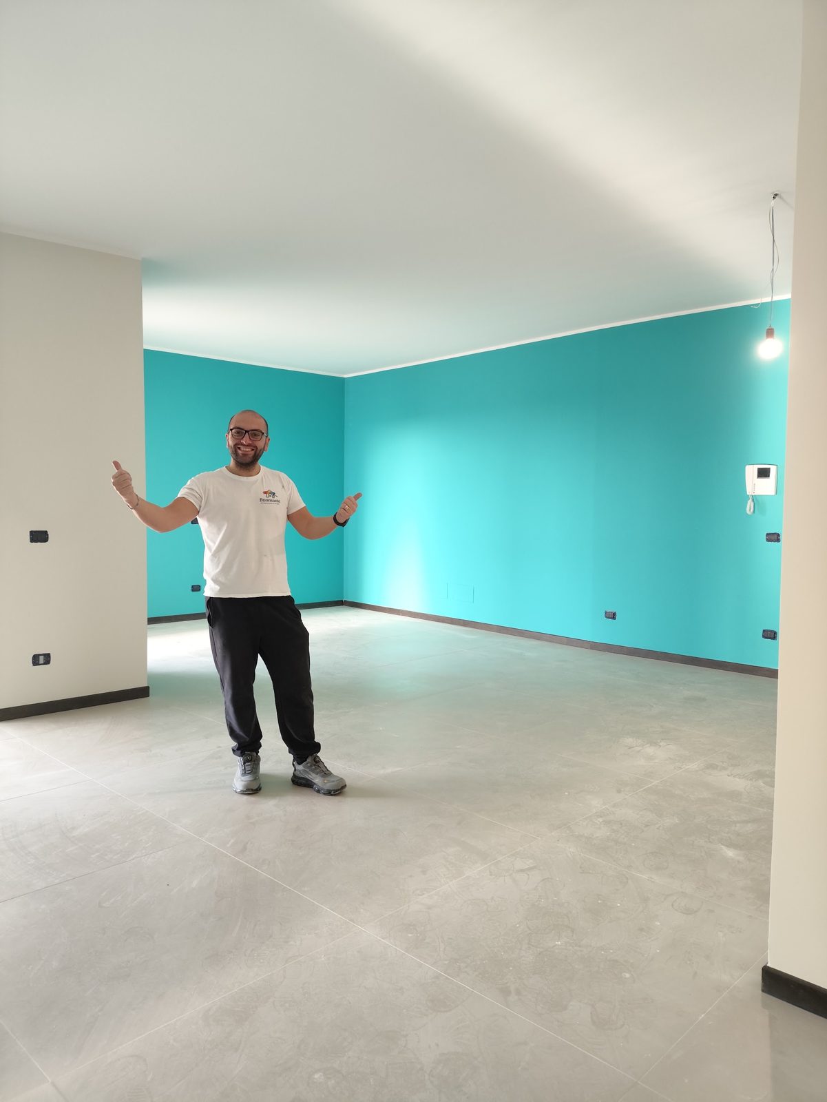 Vittorio Buonsante in un salone con pareti tiffany appena finite